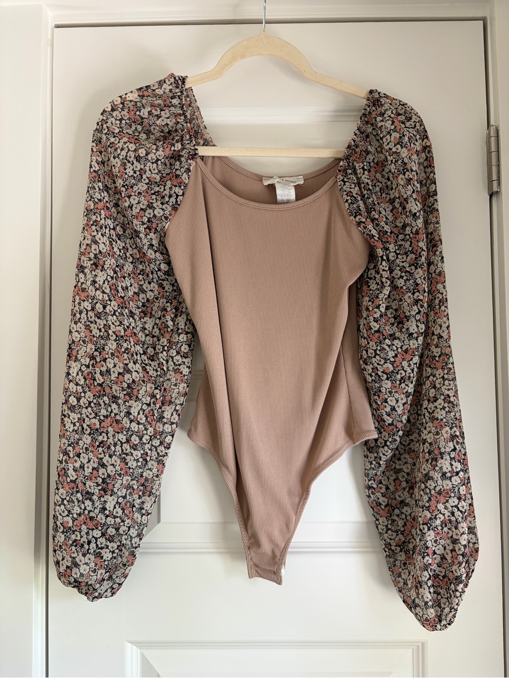 Floral Puff-Sleeve Bodysuit in Taupe